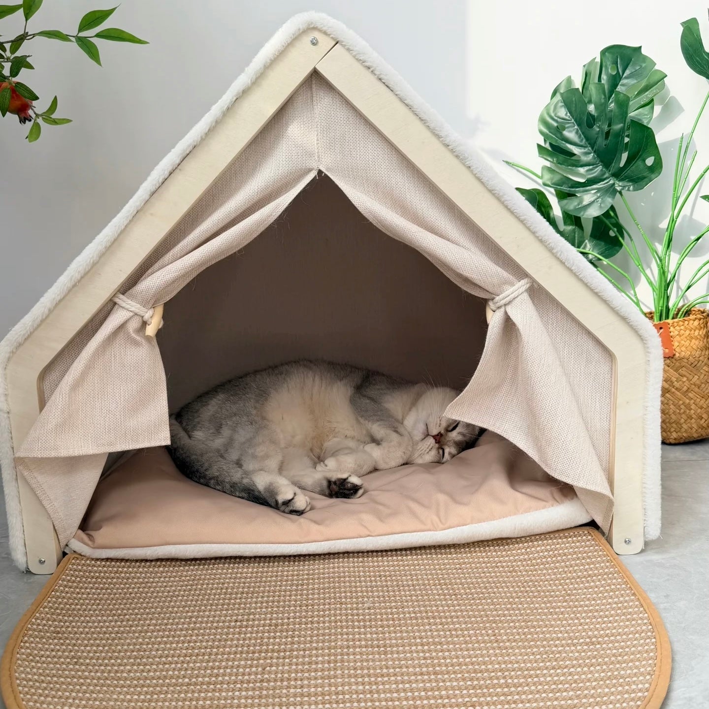 Solid Wood Cat House – Built‑in Sisal Scratch Board for Healthy Claws