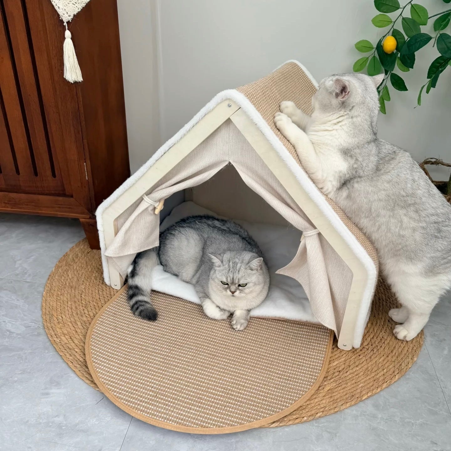 Solid Wood Cat House – Built‑in Sisal Scratch Board for Healthy Claws