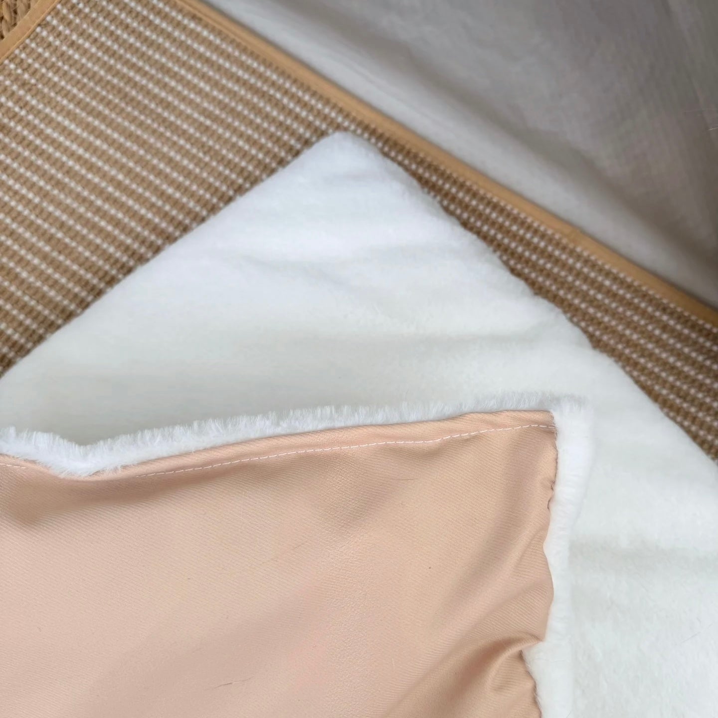 Solid Wood Cat House – Built‑in Sisal Scratch Board for Healthy Claws