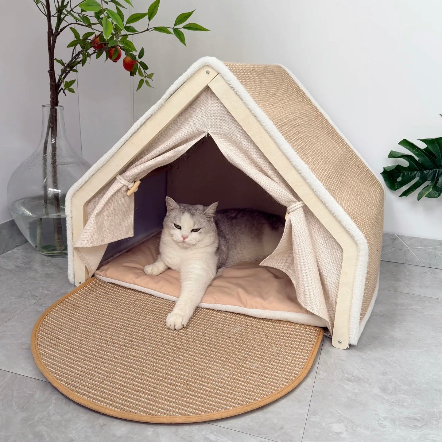 Solid Wood Cat House – Built‑in Sisal Scratch Board for Healthy Claws