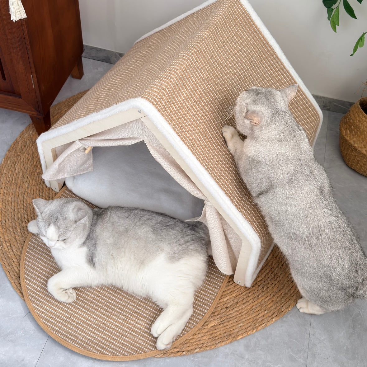 Solid Wood Cat House – Built‑in Sisal Scratch Board for Healthy Claws
